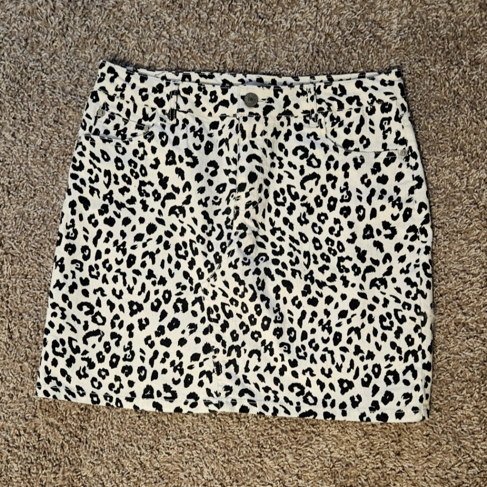 Love Tree Cheetah Print Skirt size large.